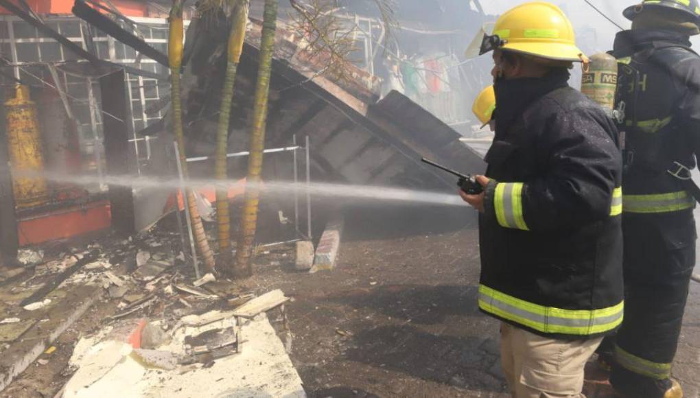 Una llantera, licorera y tienda ropa: negocios afectados por incendio en La Pradera