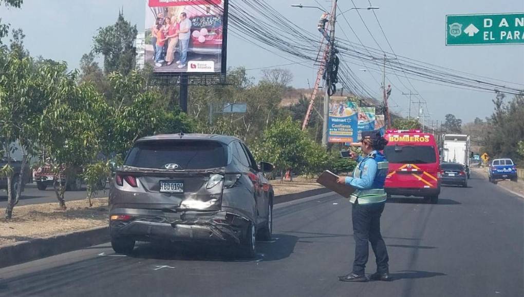 Carros dañados y postes caídos: imágenes del accidente de rastra en anillo periférico