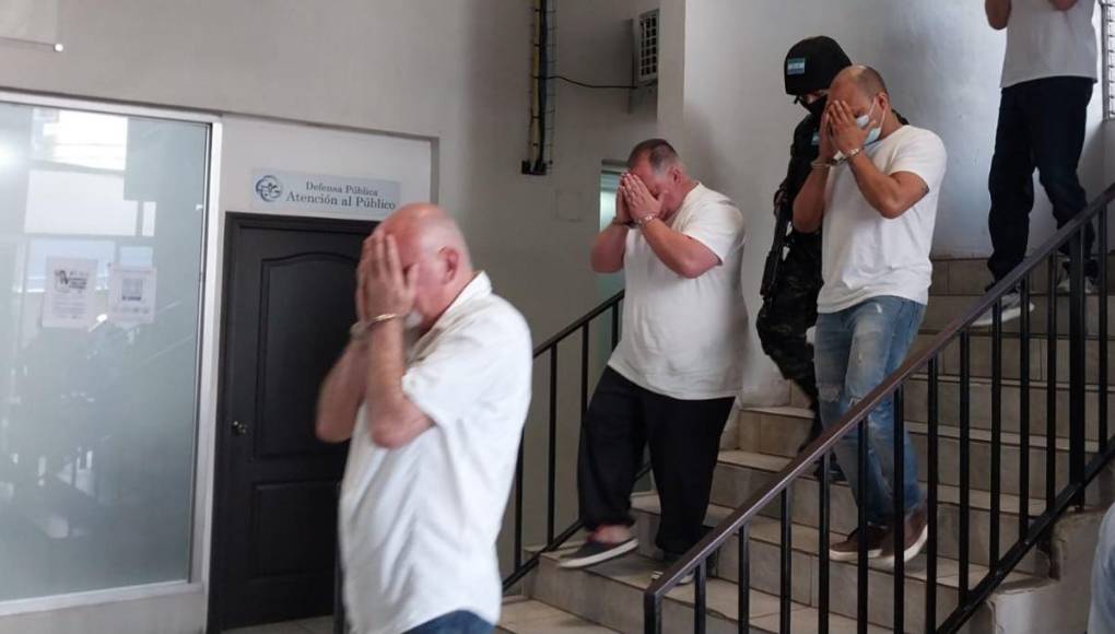 Caso Angie Peña: Implicados cubren sus rostros con las manos al salir de audiencia