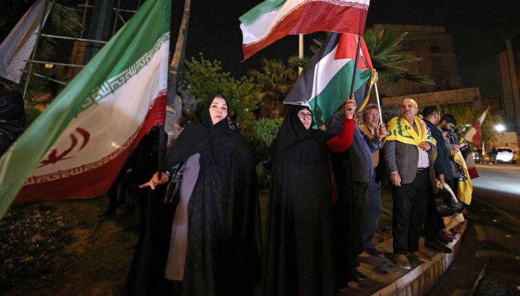 Ciudadanos de Irán celebran ataque con drones a Israel