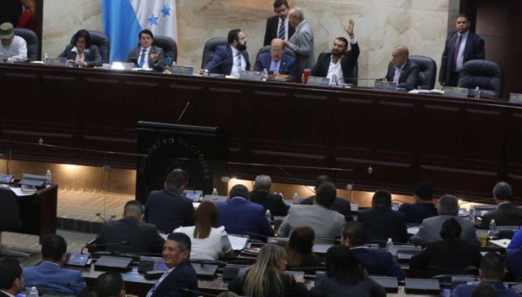 Ambiente del CN: Protesta de pacientes renales y expectativa por renuncia de Nasralla