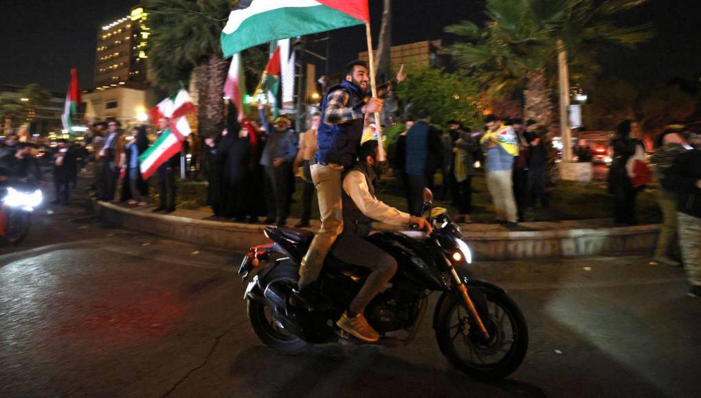 Ciudadanos de Irán celebran ataque con drones a Israel