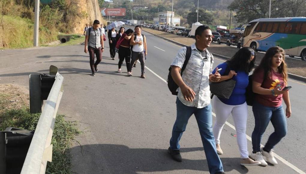 Largas filas en El Durazno por protesta de pacientes renales