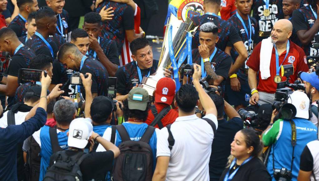 Foto “a lo Ancelotti” y dedicatorias: así festejó Olimpia la conquista de la 38