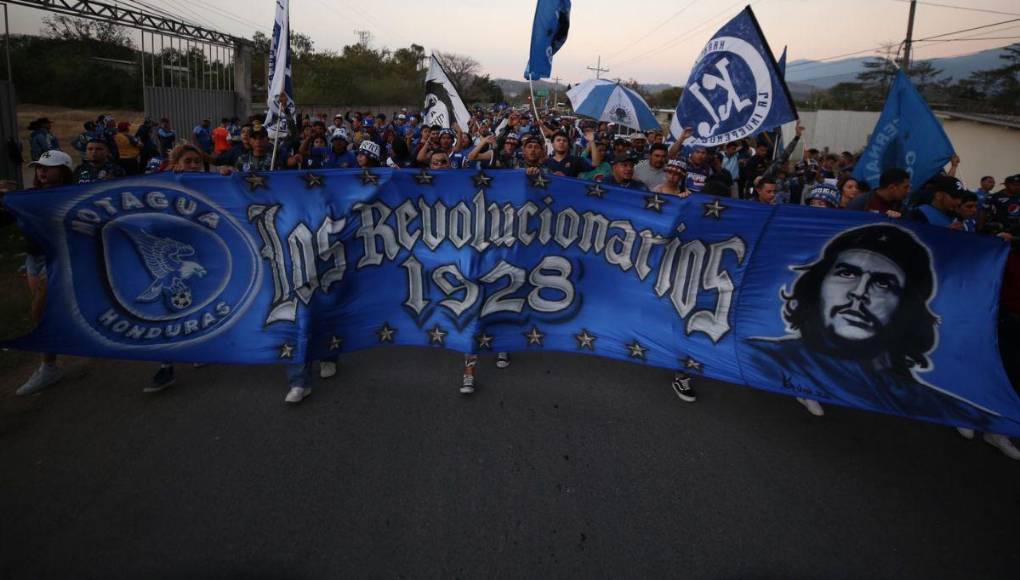¡LLEGA LA REVO! Las chicas roban miradas y Comayagua viste de Azul