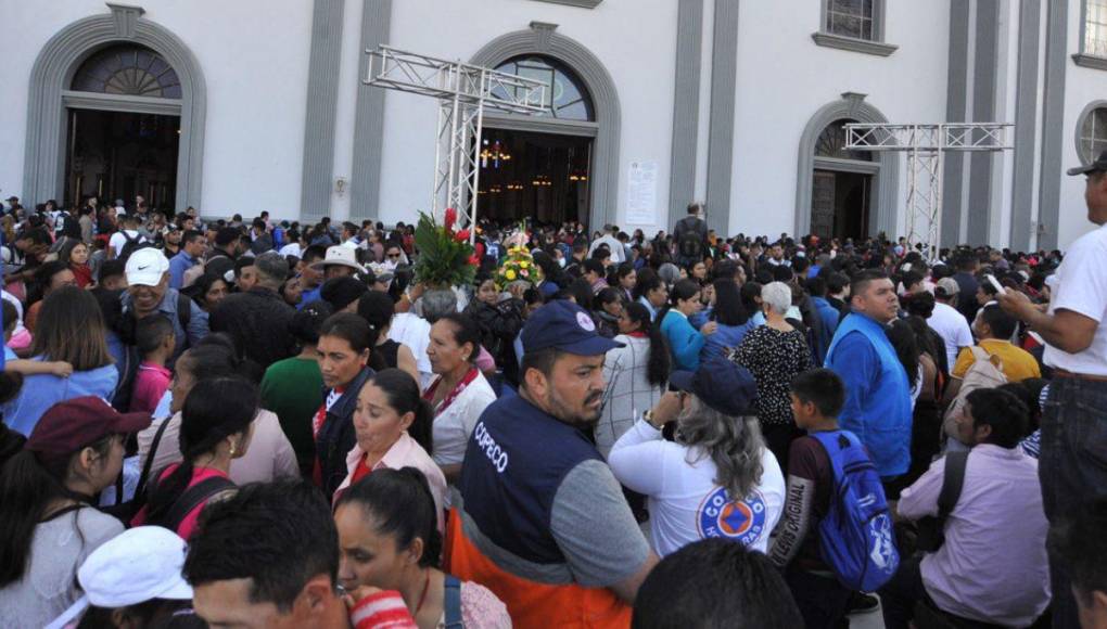 Políticos y fieles rinden tributo a la Virgen de Suyapa en solemne eucaristía por su 277 aniversario