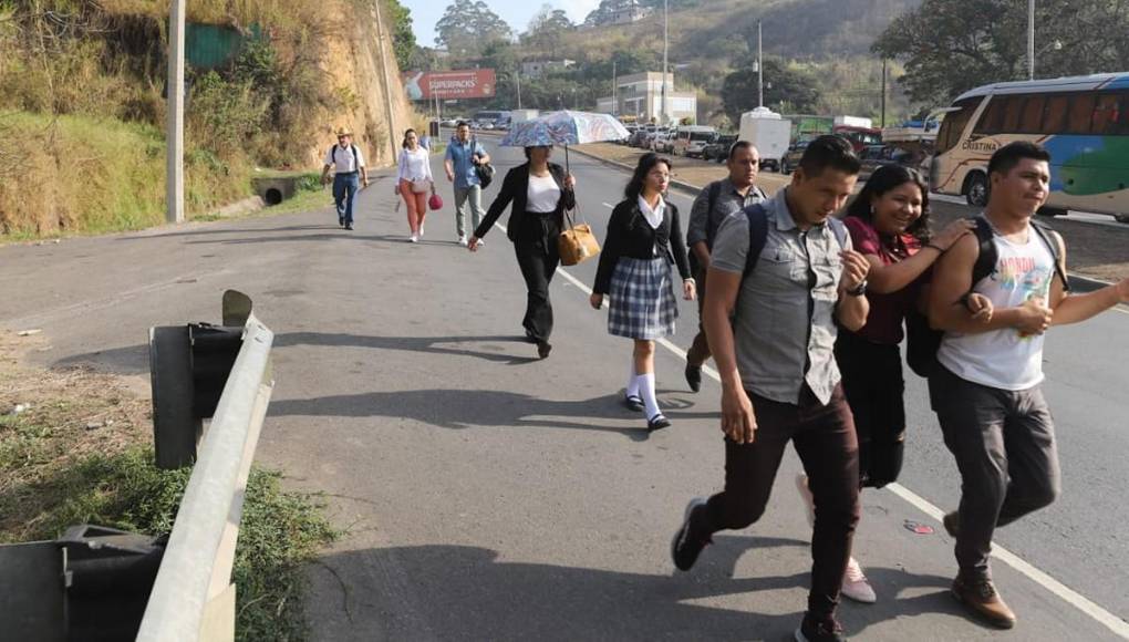 Largas filas en El Durazno por protesta de pacientes renales