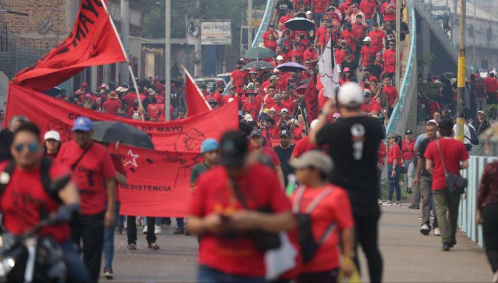 ¿Qué dicen las pancartas de los empleados en marcha del Día de los Trabajadores?