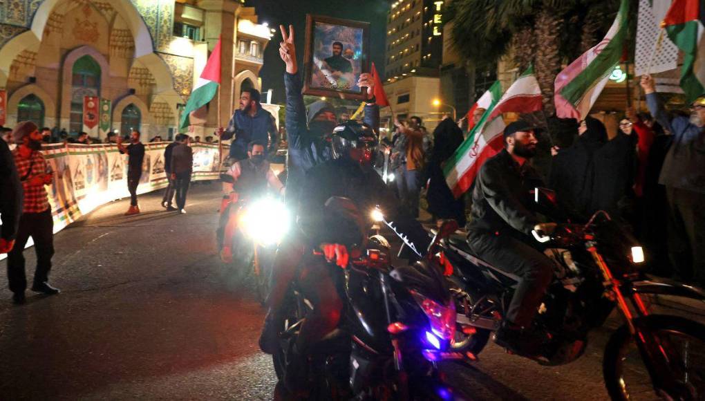 Ciudadanos de Irán celebran ataque con drones a Israel