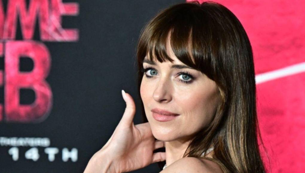 Dakota Johnson roba miradas con vestido “nude” en la premiere de “Madame Web”