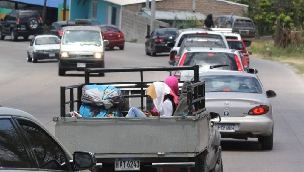 Caravanas de veraneantes abarrotan salidas al Sur y al Norte de la capital