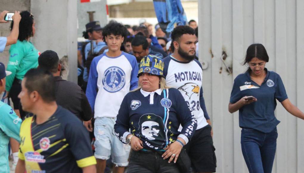 ¡LLEGA LA REVO! Las chicas roban miradas y Comayagua viste de Azul