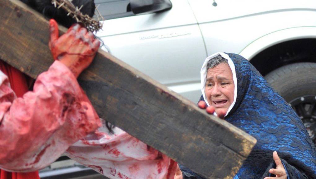 Impactante: La crucifixión de Jesús en el Vía Crucis de la iglesia El Calvario