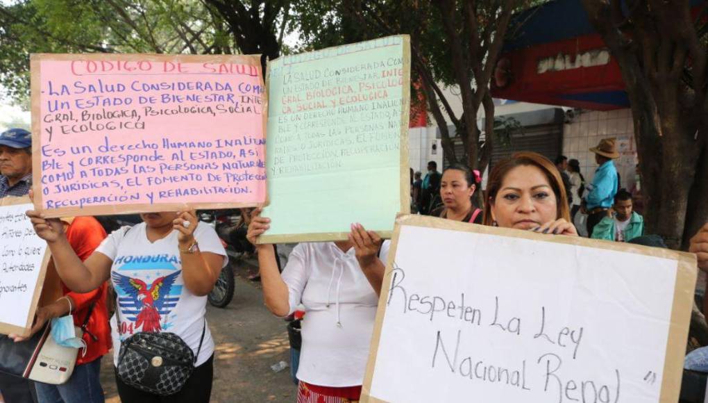 ¿Qué dicen las pancartas de los empleados en marcha del Día de los Trabajadores?