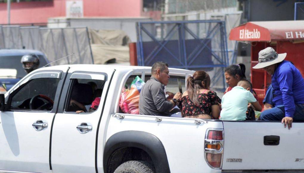 En carros paila y en buses, capitalinos siguen saliendo de la ciudad por Semana Santa