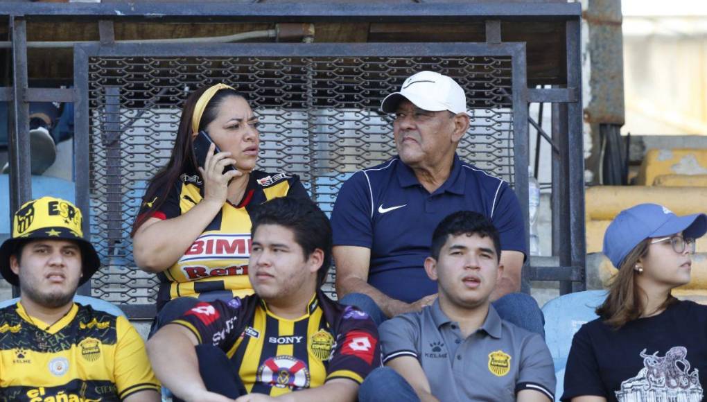 Hermosas chicas roban miradas en el clásico Real España vs Marathón