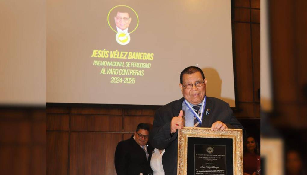 Las imágenes que dejó la entrega del premio Álvaro Contreras a Jesús Vélez