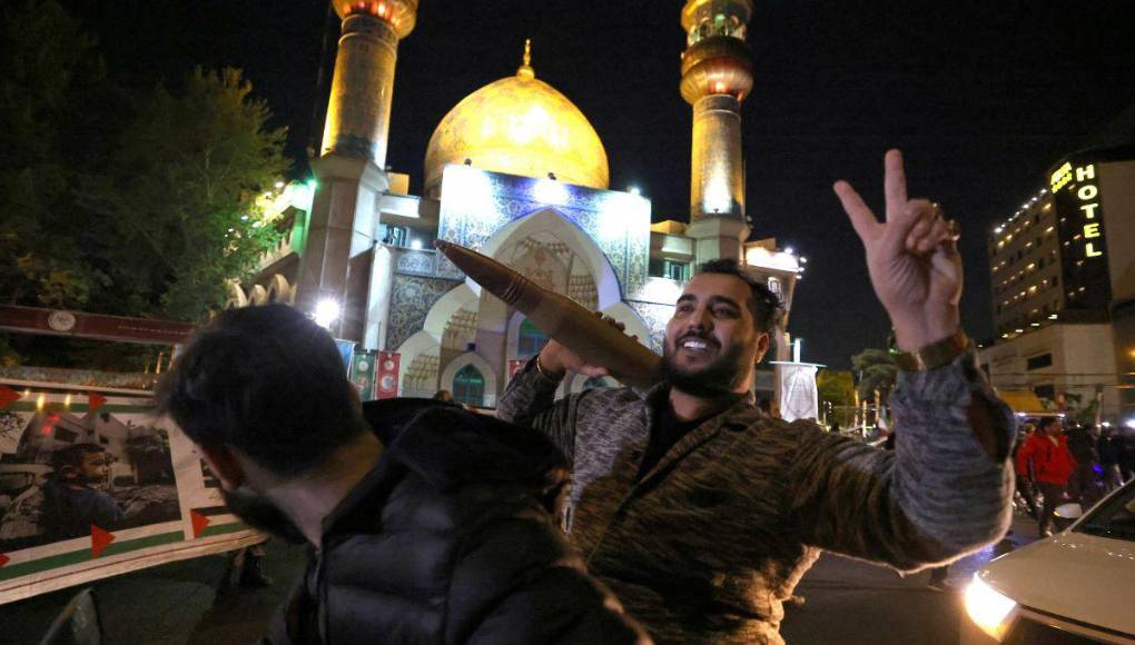 Ciudadanos de Irán celebran ataque con drones a Israel