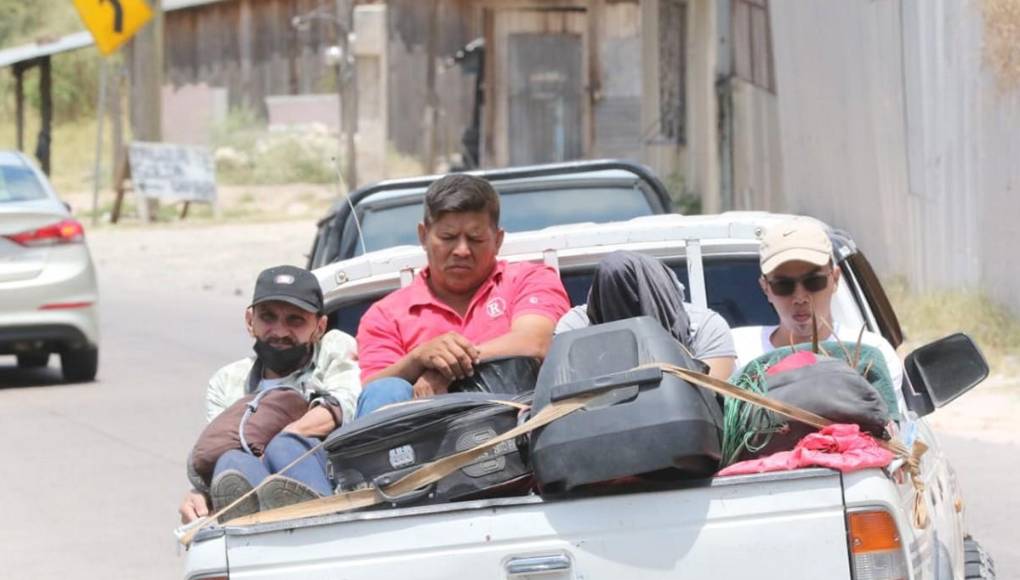 Cansados y asoleados: familias retornan a la capital tras feriado de Semana Santa