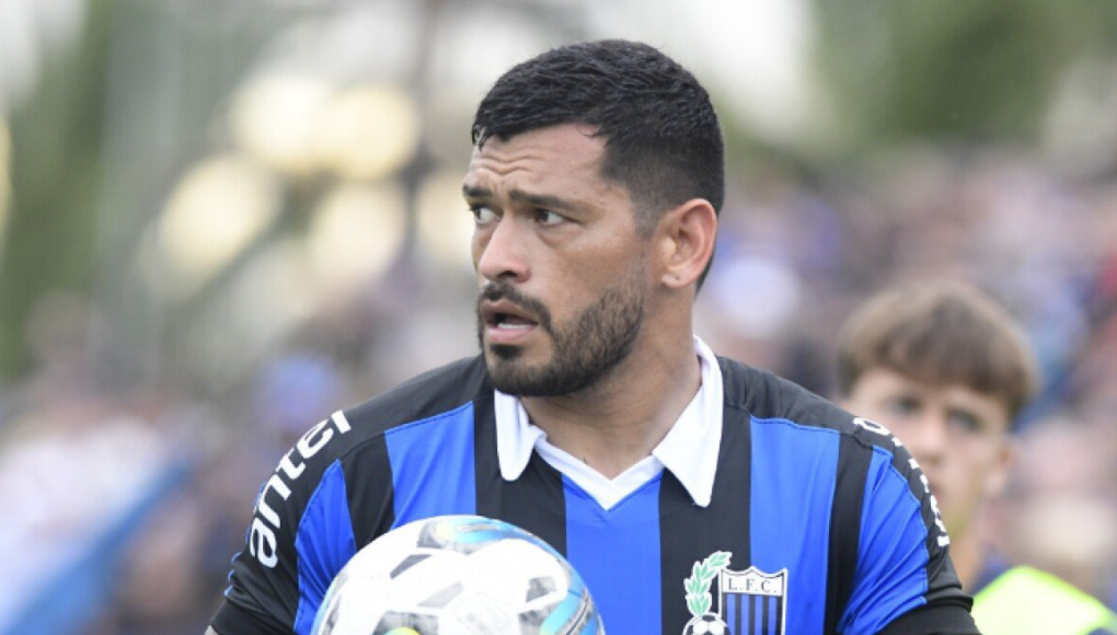 Descubren a futbolista que enamoraba la novia de su compañero y club lo despide