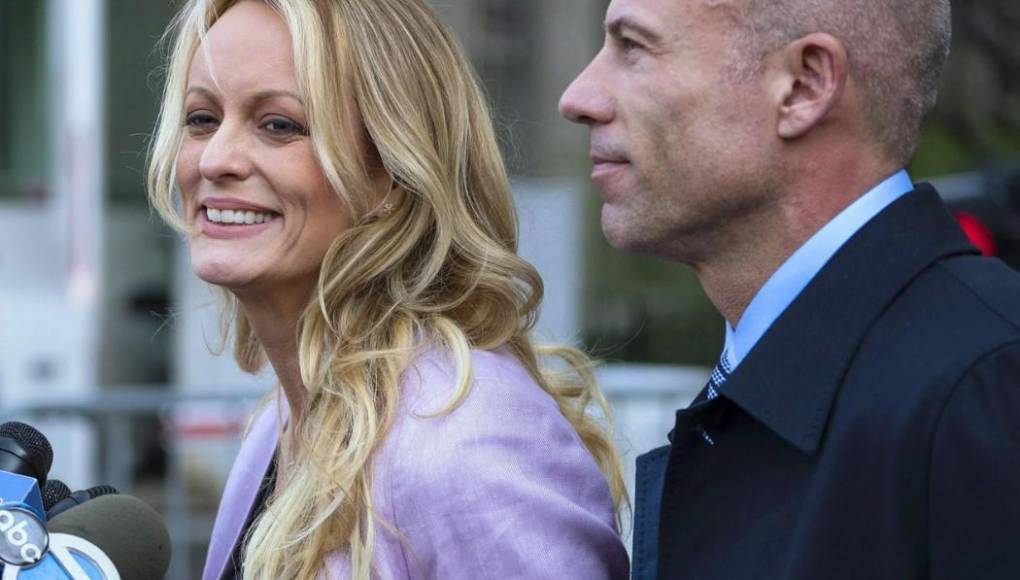 Trump la esperó con flores y pijama de seda: los detalles que declaró Stormy Daniels