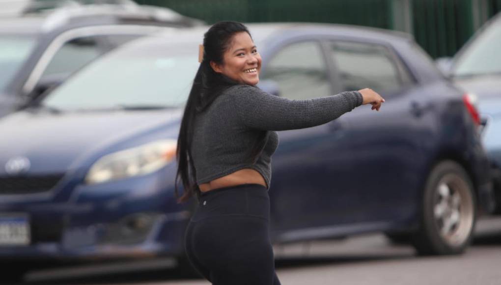Las bellas aficionadas que llegaron al Olimpia- Motagua, una chica del león se llevó las miradas