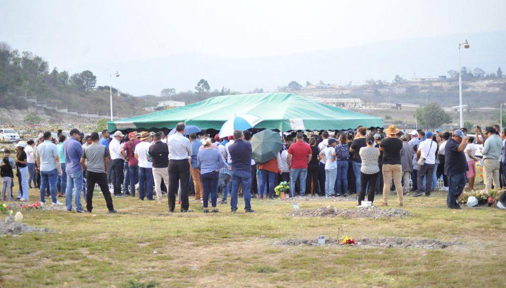 En medio de dolor y consternación, dan último adiós a hijo del exfutbolista Rubén Matamoros