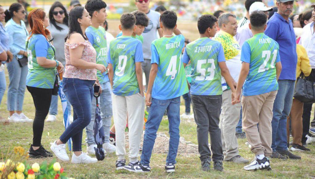 En medio de dolor y consternación, dan último adiós a hijo del exfutbolista Rubén Matamoros