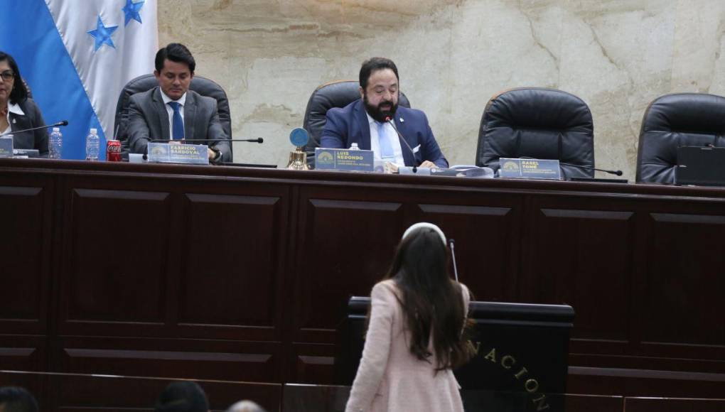 Le quitó el micrófono: la reacción de Iroshka Elvir contra Luis Redondo