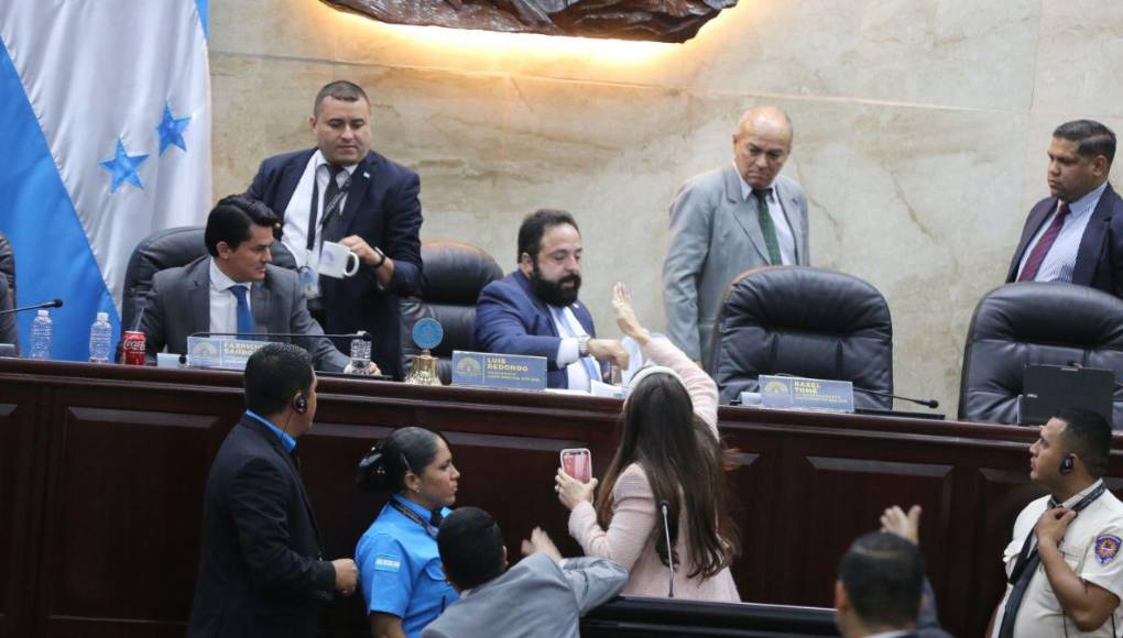 Le quitó el micrófono: la reacción de Iroshka Elvir contra Luis Redondo