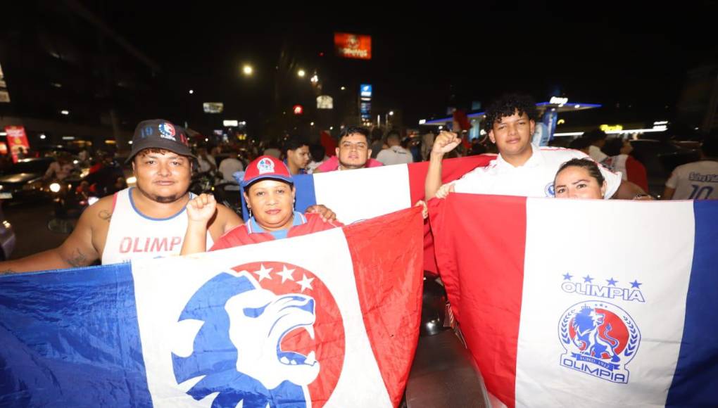 De azul, rojo y blanco se pintan las calles tras eufórica celebración olimpista en la capital