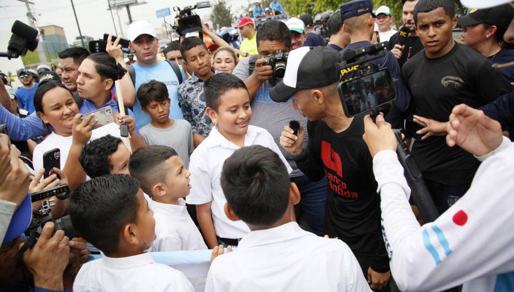 Shin Fujiyama recibe apoyo masivo de capitalinos