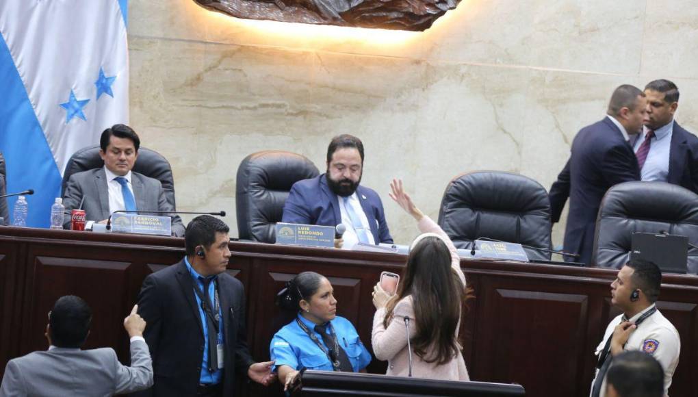 Le quitó el micrófono: la reacción de Iroshka Elvir contra Luis Redondo