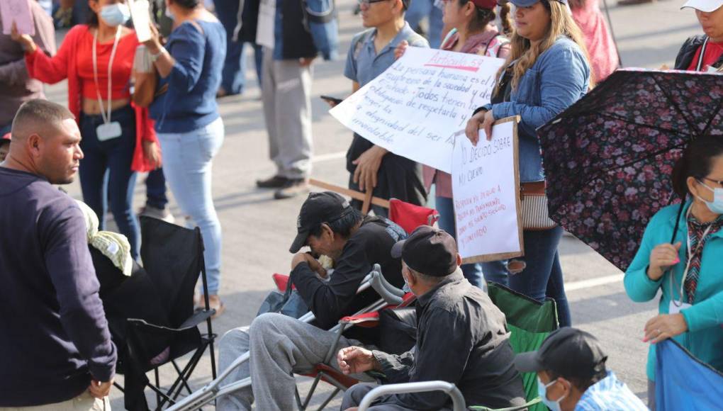 Sufriendo de dolor y desmayándose, pacientes renales exigen tratamiento