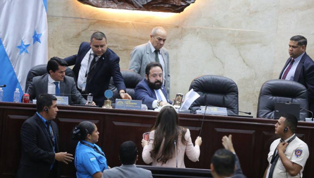 Le quitó el micrófono: la reacción de Iroshka Elvir contra Luis Redondo