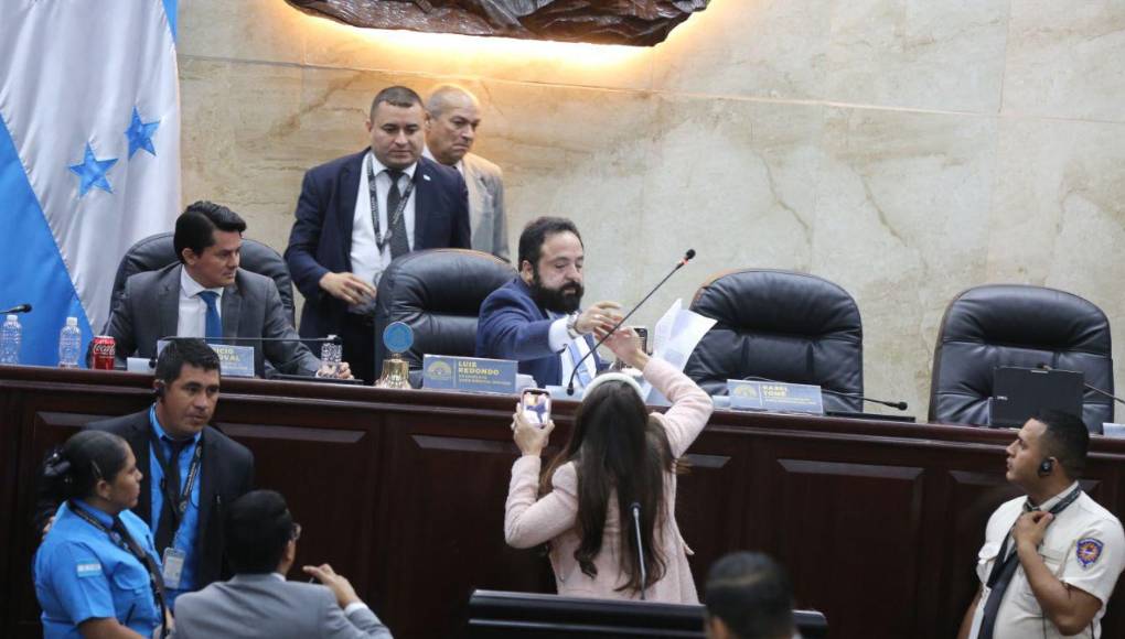 Le quitó el micrófono: la reacción de Iroshka Elvir contra Luis Redondo