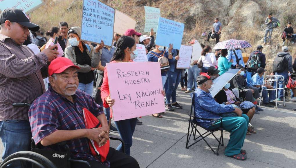 Sufriendo de dolor y desmayándose, pacientes renales exigen tratamiento