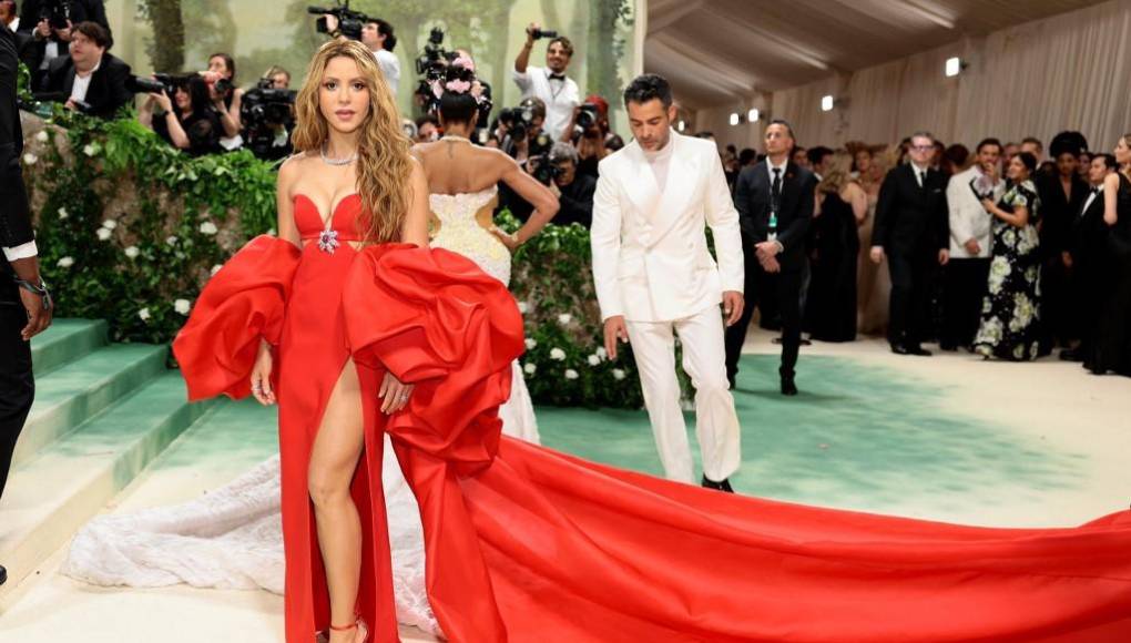 Shakira debuta en la Met Gala 2024, con espectacular diseño de Carolina Herrera