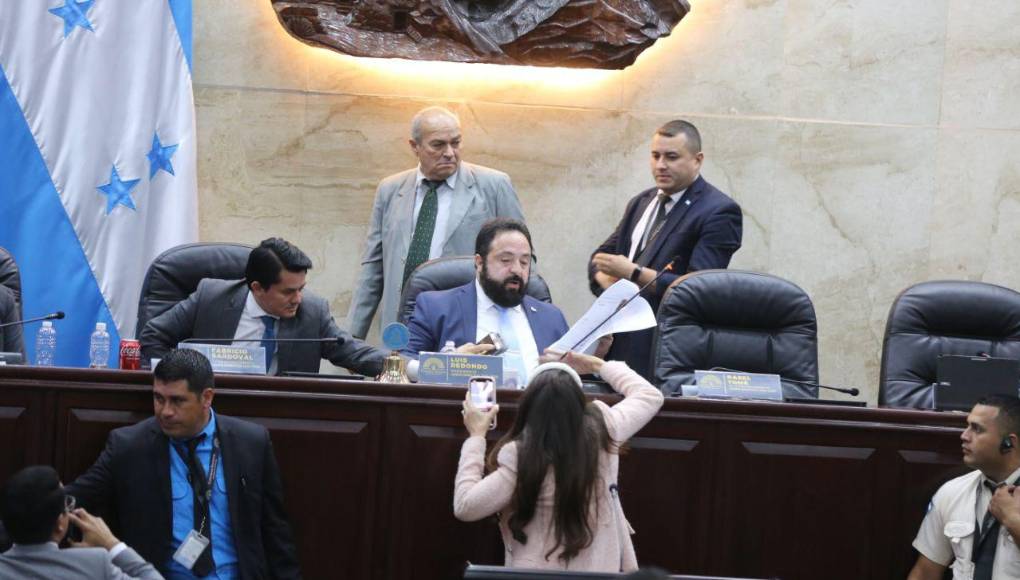 Le quitó el micrófono: la reacción de Iroshka Elvir contra Luis Redondo