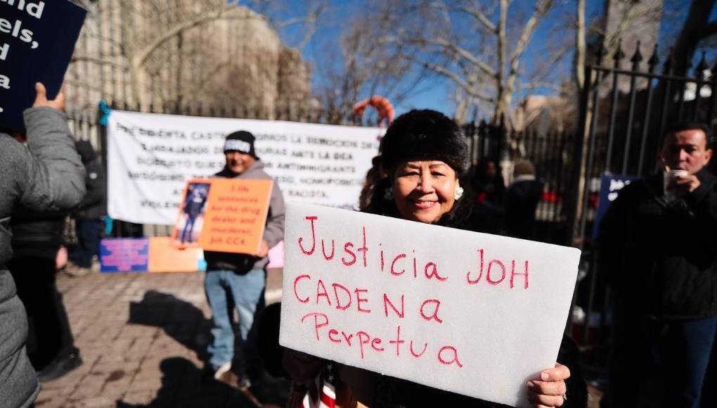 Los mensajes de los hondureños que protestan afuera de la Corte de Nueva York