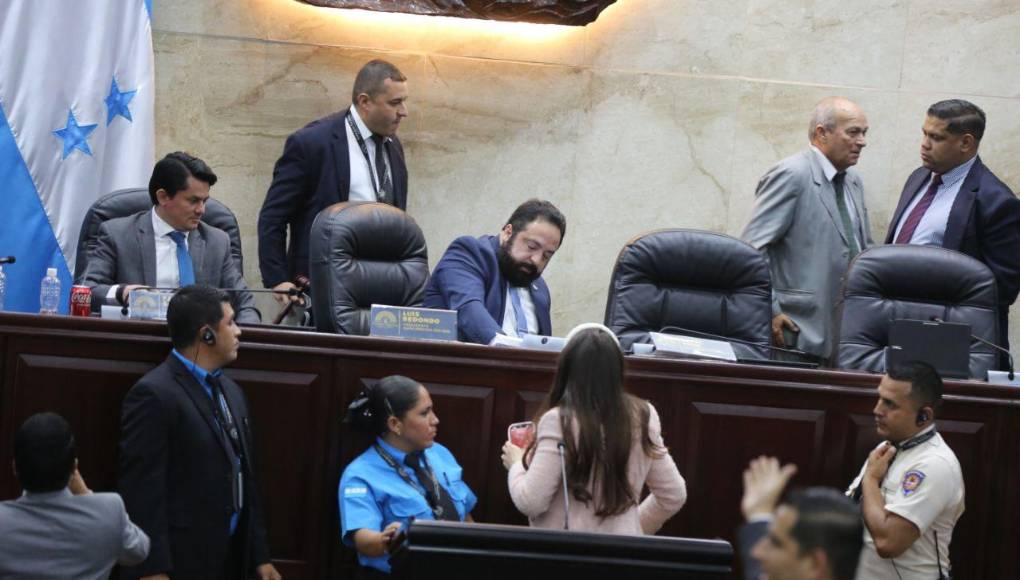 Le quitó el micrófono: la reacción de Iroshka Elvir contra Luis Redondo