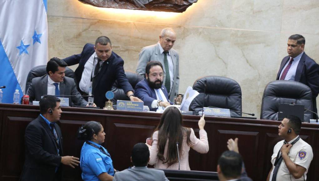 Le quitó el micrófono: la reacción de Iroshka Elvir contra Luis Redondo