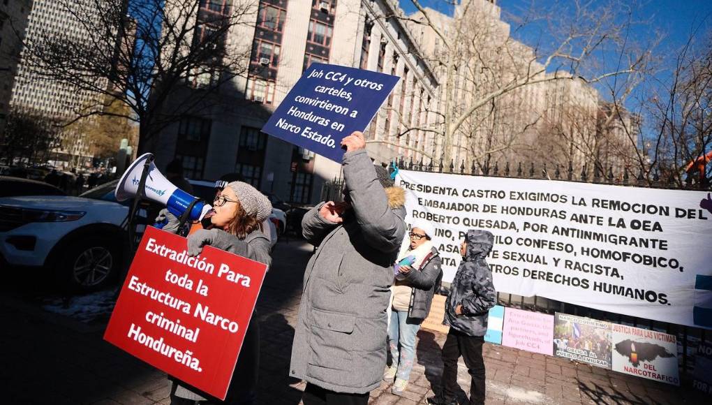Los mensajes de los hondureños que protestan afuera de la Corte de Nueva York