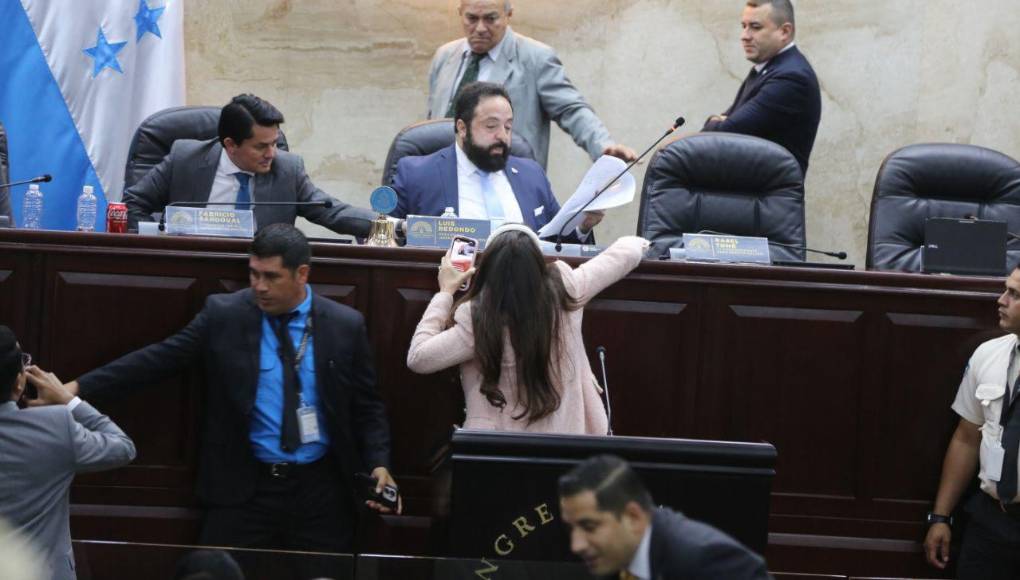 Le quitó el micrófono: la reacción de Iroshka Elvir contra Luis Redondo