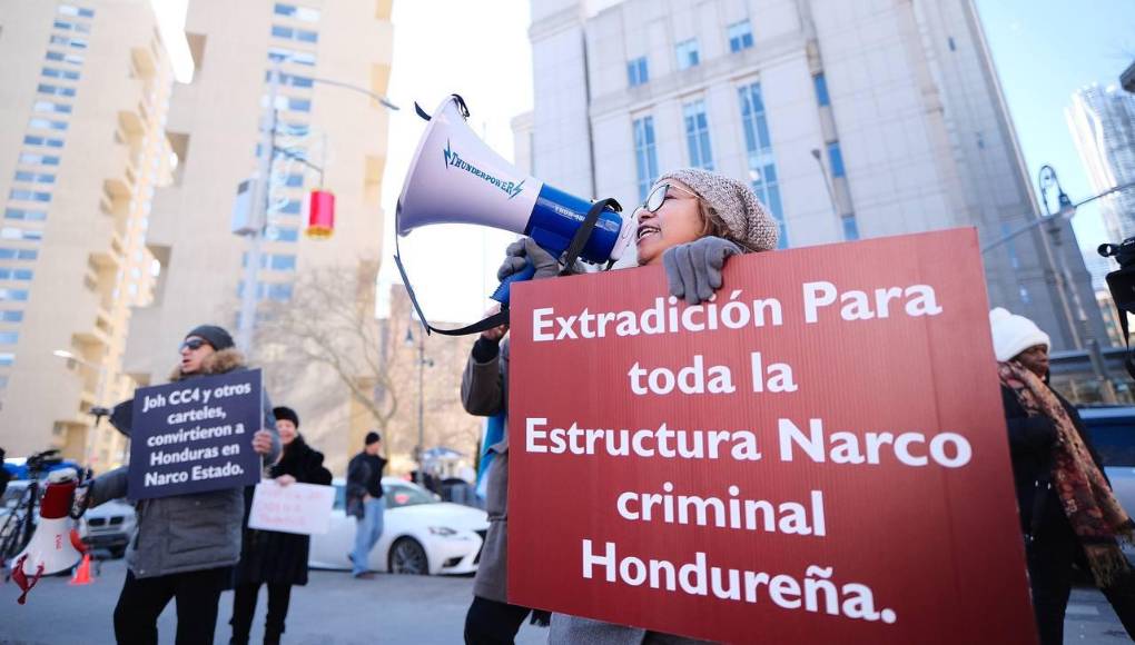 Los mensajes de los hondureños que protestan afuera de la Corte de Nueva York