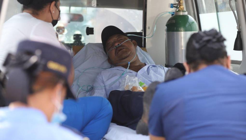 Sufriendo de dolor y desmayándose, pacientes renales exigen tratamiento