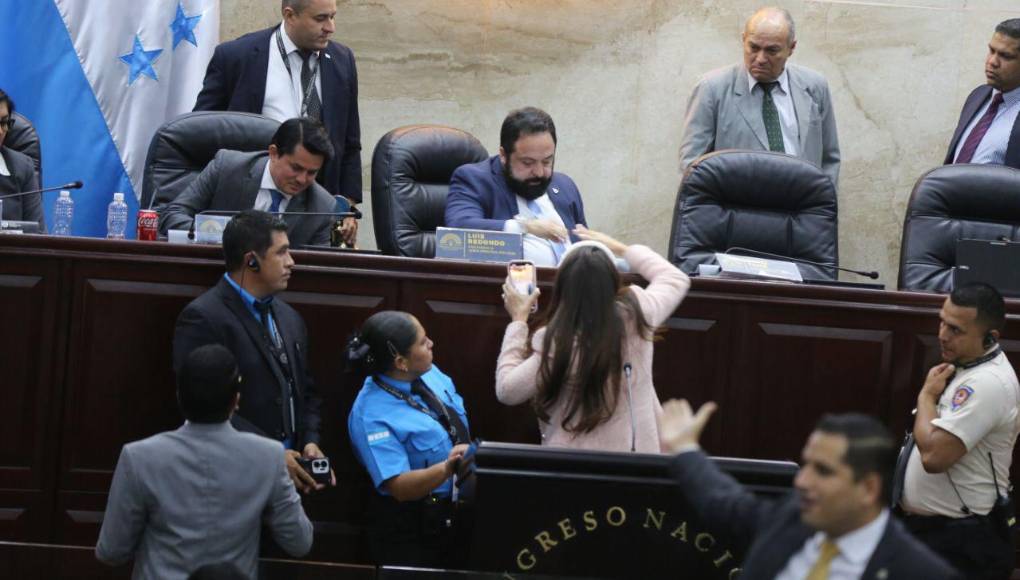 Le quitó el micrófono: la reacción de Iroshka Elvir contra Luis Redondo