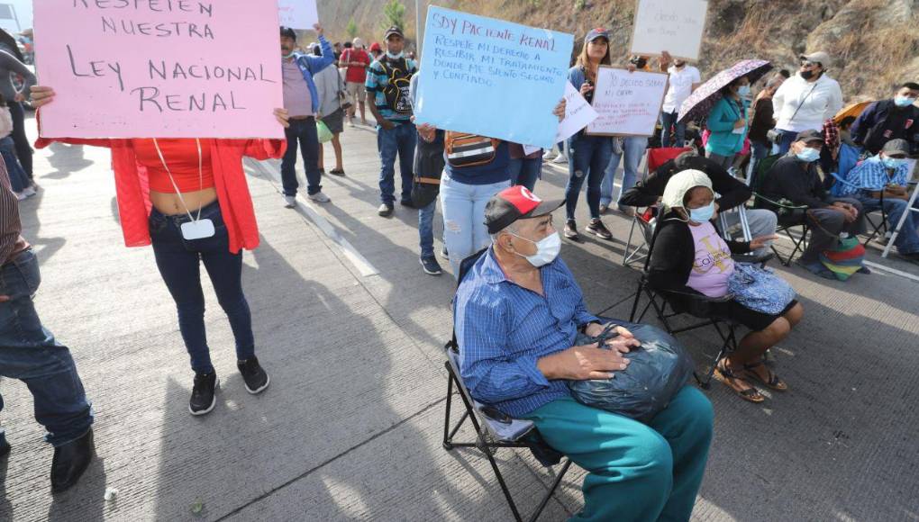 Sufriendo de dolor y desmayándose, pacientes renales exigen tratamiento