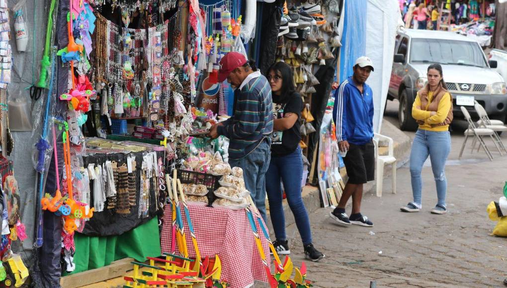Feligreses se agolpan en la Basílica para honrar a la Virgen de Suyapa