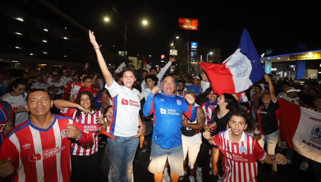 De azul, rojo y blanco se pintan las calles tras eufórica celebración olimpista en la capital